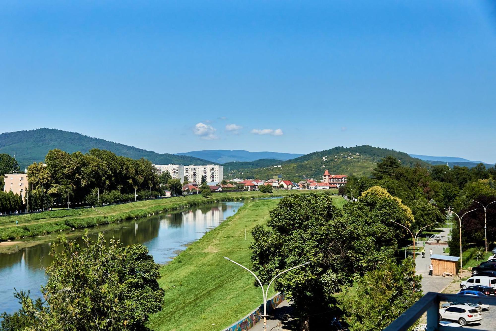 Wonderful Panoramic View Apartment Mukacheve Exterior photo